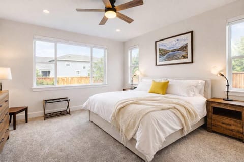 Scenic Modern Home with Private Patio & Fireplace House in Belgrade