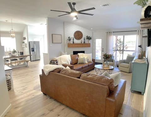 TV and multimedia, Living room, Seating area, Dining area, fireplace