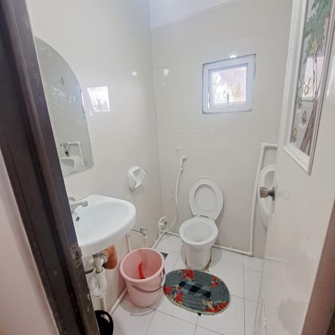 Shower, Toilet, Bathroom, bidet, towels