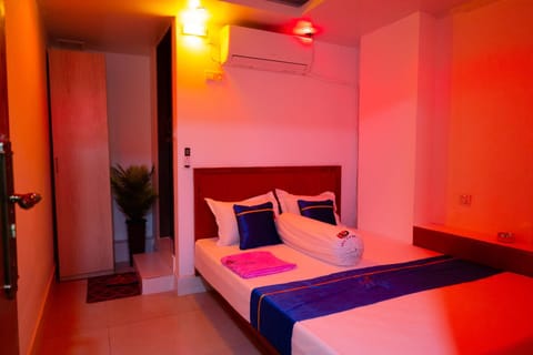 Bed, Photo of the whole room, Bedroom, air conditioner