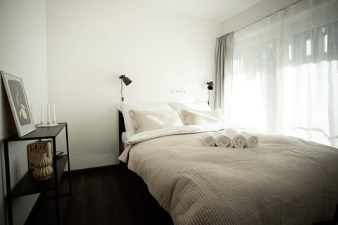 Bed, Photo of the whole room, Bedroom, towels