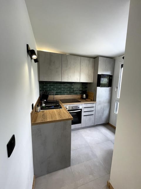 Kitchen or kitchenette, dishwasher