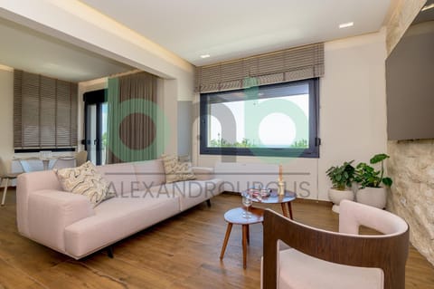TV and multimedia, Living room, Seating area, Dining area, internet