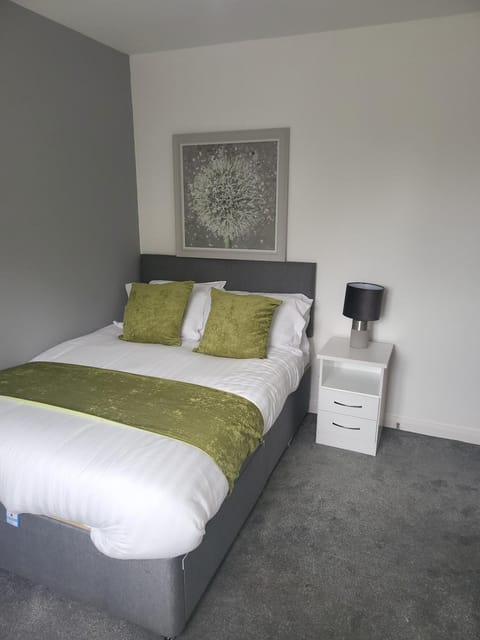 4 Bedroom Home Tameside Greater Manchester Sleeps 8 House in England