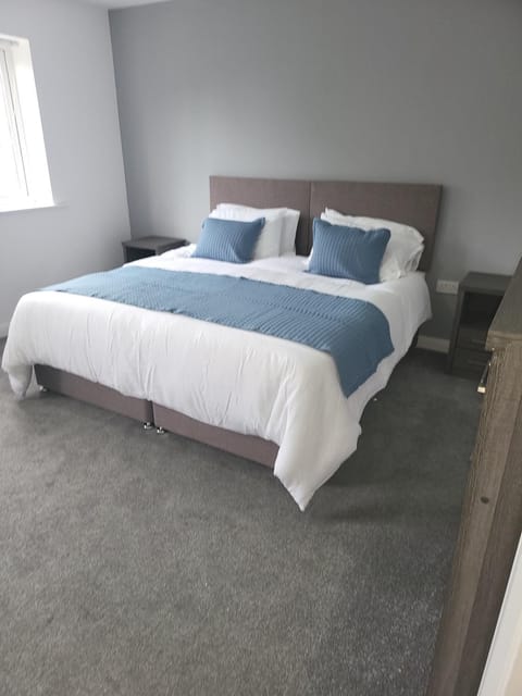 4 Bedroom Home Tameside Greater Manchester Sleeps 8 House in England