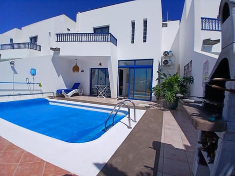 Property building, Patio, Day, Swimming pool, sunbed