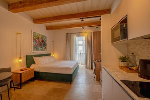 Kitchen or kitchenette, Seating area, Bedroom