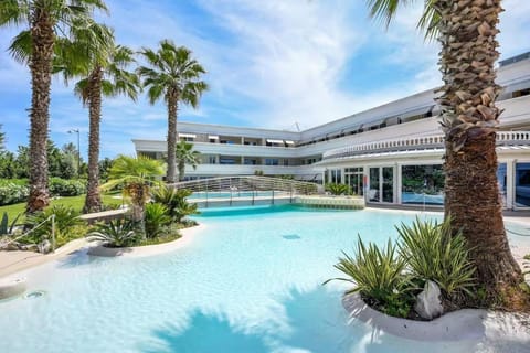 Property building, Day, Garden, Pool view, Swimming pool, Swimming pool
