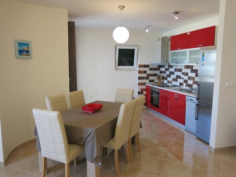 Kitchen or kitchenette, Dining area