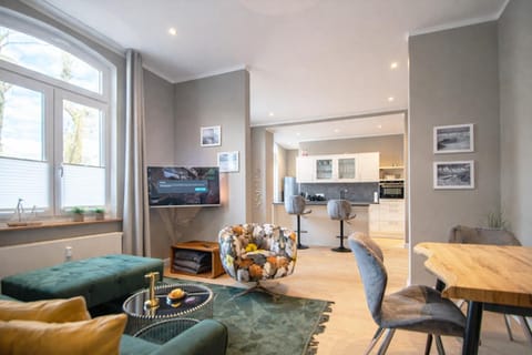 TV and multimedia, Kitchen or kitchenette, Living room