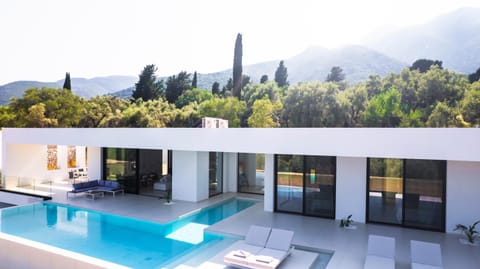 Property building, Spring, Day, Natural landscape, View (from property/room), Balcony/Terrace, Mountain view, Pool view, Swimming pool, sunbed