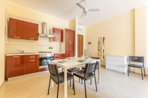 Kitchen or kitchenette, Dining area, stove