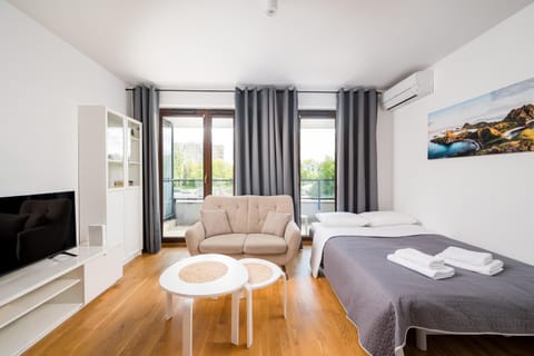 Communal lounge/ TV room, Bed, TV and multimedia, Living room, Photo of the whole room, Seating area, Evening entertainment, Bedroom, towels