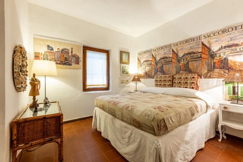 Bed, Photo of the whole room, Decorative detail, Bedroom, wardrobe, air conditioner