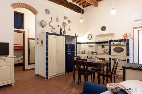 Kitchen or kitchenette, Dining area, oven, pet friendly, stove