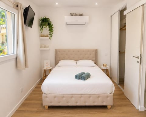Bed, TV and multimedia, Bedroom, towels, air conditioner