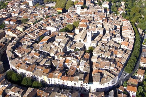 Bird's eye view, Location