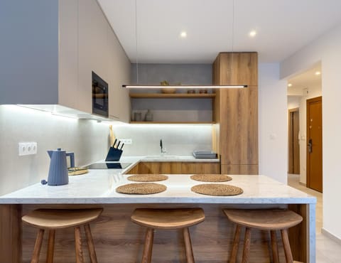 Kitchen or kitchenette, Dining area