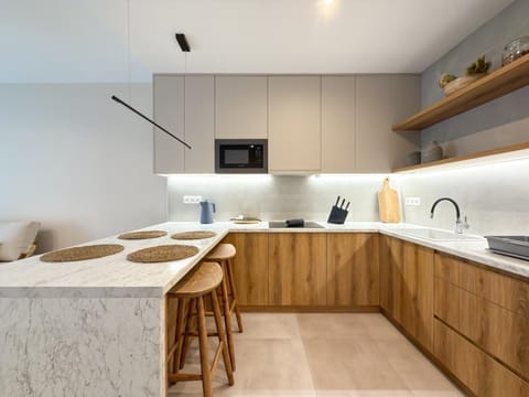 Kitchen or kitchenette, Dining area, stove