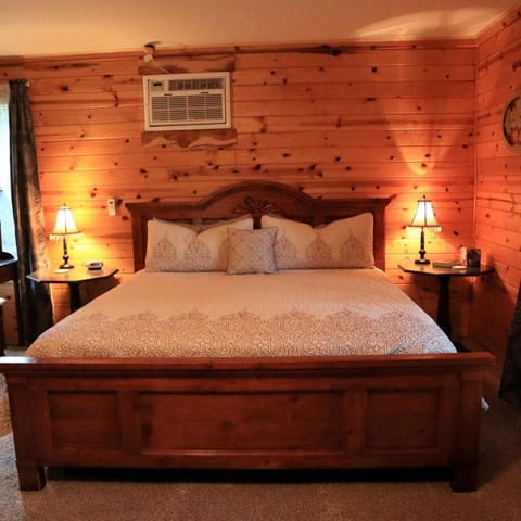Cozy Cabin Retreat Close to Rivers and Lakes in Eureka Springs, Arkansas Cabin in Carroll County
