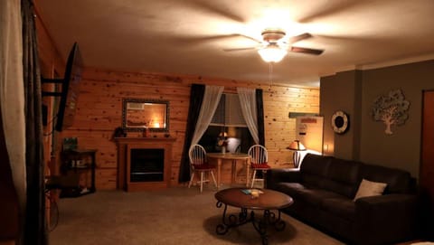 Cozy Cabin Retreat Close to Rivers and Lakes in Eureka Springs, Arkansas Cabin in Carroll County