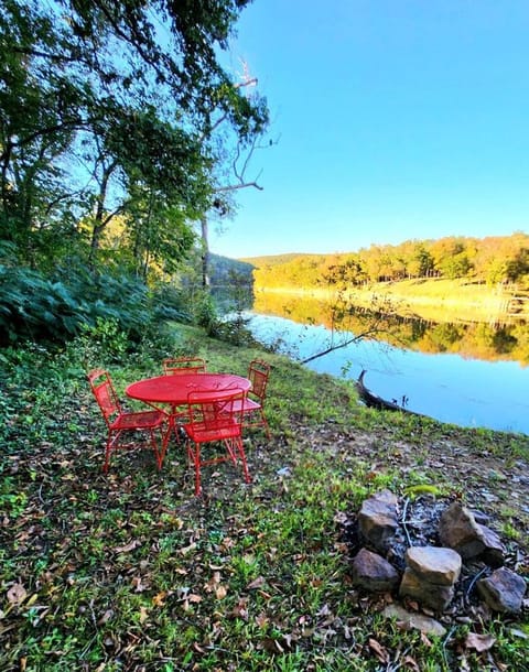 Cozy Cabin Retreat Close to Rivers and Lakes in Eureka Springs, Arkansas Cabin in Carroll County