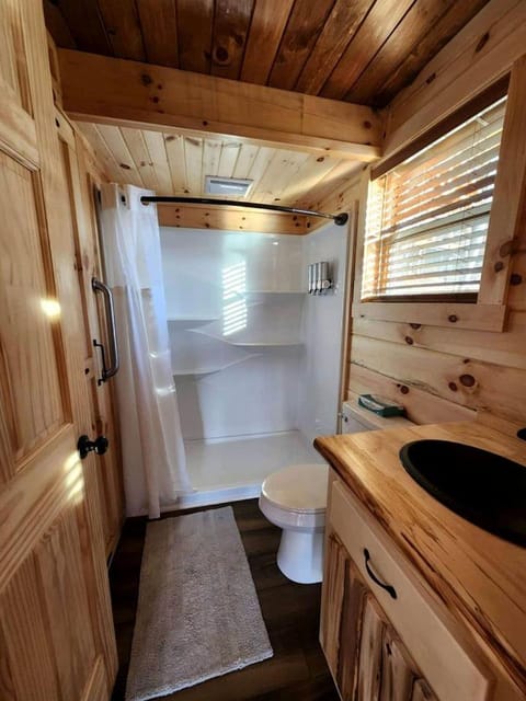 Luminous Cabin near Tappan Lake with Hot-Tub, BBQ and Deck in Ohio Cabin in Ohio