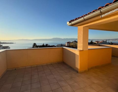 View (from property/room), Balcony/Terrace, City view, Sea view