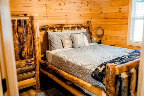 Rustic Wooden Cabin with Hot-tub in Campbellsville, Kentucky Cabin in Kentucky