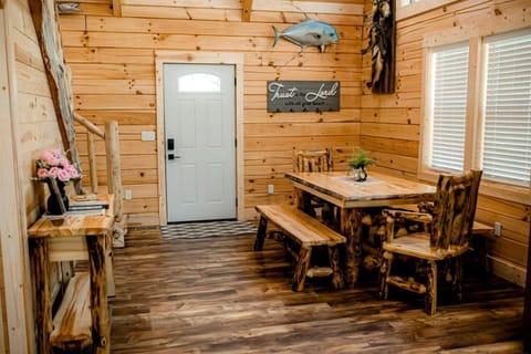 Rustic Wooden Cabin with Hot-tub in Campbellsville, Kentucky Cabin in Kentucky