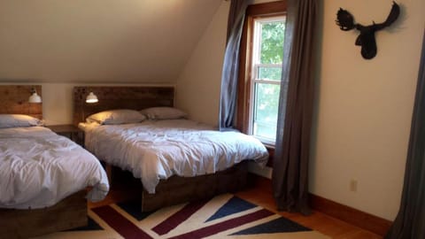 Modern Luxury Farmhouse with a Jacuzzi Tub near Woodstock, Vermont House in Woodstock