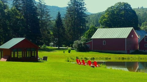 Modern Luxury Farmhouse with a Jacuzzi Tub near Woodstock, Vermont House in Woodstock