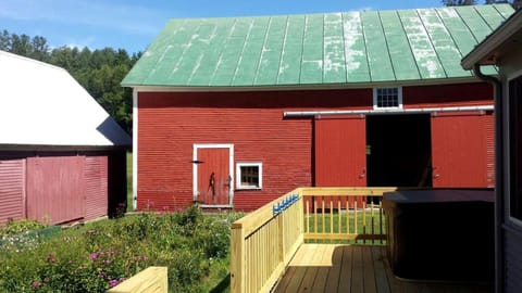 Modern Luxury Farmhouse with a Jacuzzi Tub near Woodstock, Vermont House in Woodstock
