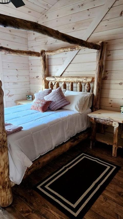 Secluded Wooden Cabin with Fire Pit, Barbecue and Hot-tub in Campbellsville, Kentucky Cabin in Kentucky