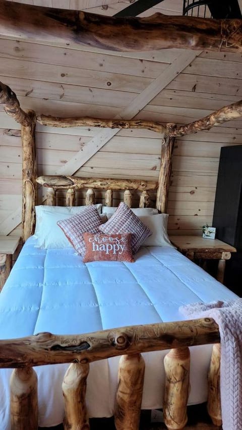 Secluded Wooden Cabin with Fire Pit, Barbecue and Hot-tub in Campbellsville, Kentucky Cabin in Kentucky