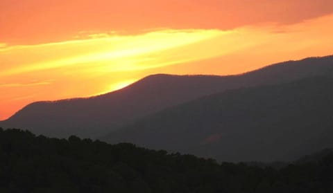 Beautiful Luxury Cabin Rental with Amazing Views next to the Tuckasegee River, NC Cabin in Bryson City