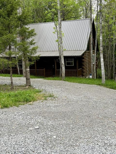 Incredible Cabin with Fireplace and Hot-tub in Campbellsville, Kentucky Cabin in Kentucky