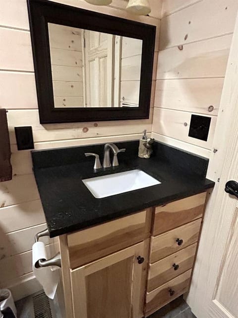 Incredible Cabin with Fireplace and Hot-tub in Campbellsville, Kentucky Cabin in Kentucky