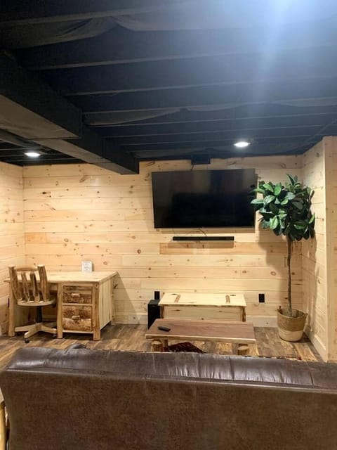 Charming Cabin with Hot-tub and Stunning Views in Campbellsville, Kentucky Cabin in Kentucky