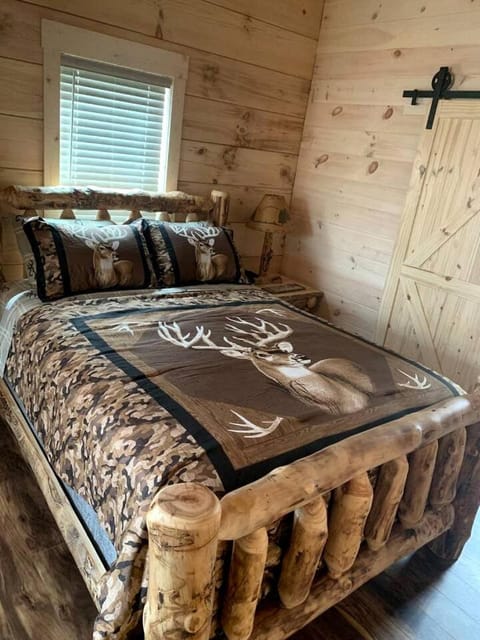 Charming Cabin with Hot-tub and Stunning Views in Campbellsville, Kentucky Cabin in Kentucky