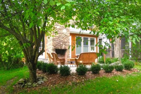 Secluded Cottage Rental with a Heated Pool in Red Hook for Family Getaways in New York State House in Gallatin