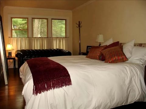 Secluded Cottage Rental with a Heated Pool in Red Hook for Family Getaways in New York State House in Gallatin