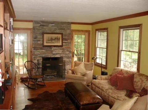 Secluded Cottage Rental with a Heated Pool in Red Hook for Family Getaways in New York State House in Gallatin
