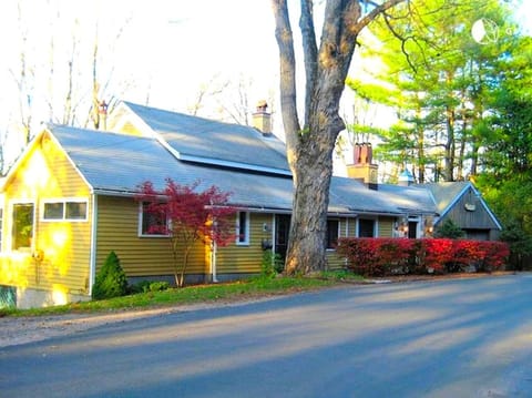 Luxurious Riverfront Cottage with a Hot Tub and a Fireplace near the Twin Lakes, Connecticut House in Falls Village