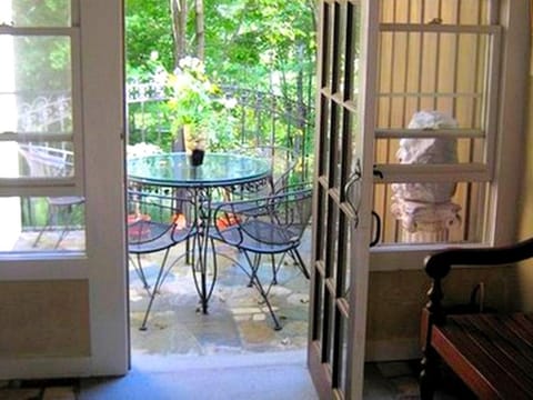 Luxurious Riverfront Cottage with a Hot Tub and a Fireplace near the Twin Lakes, Connecticut House in Falls Village