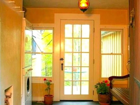 Luxurious Riverfront Cottage with a Hot Tub and a Fireplace near the Twin Lakes, Connecticut House in Falls Village