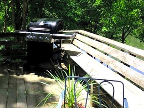 Luxurious Riverfront Cottage with a Hot Tub and a Fireplace near the Twin Lakes, Connecticut House in Falls Village