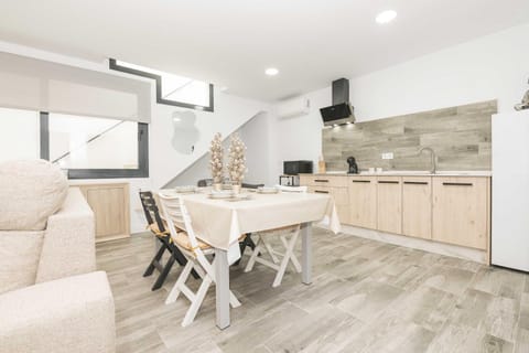 Kitchen or kitchenette, Other, Dining area