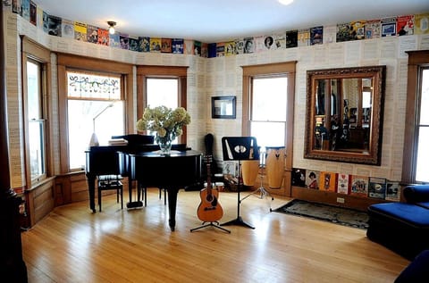 Charmingly Historic Cottage Rental Perfect for Large Groups in Aurora, New York House in Aurora