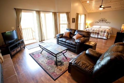 Lakefront Cozy Cabin with Hot-tub in Carbondale, Illinois Cabin in Carbondale